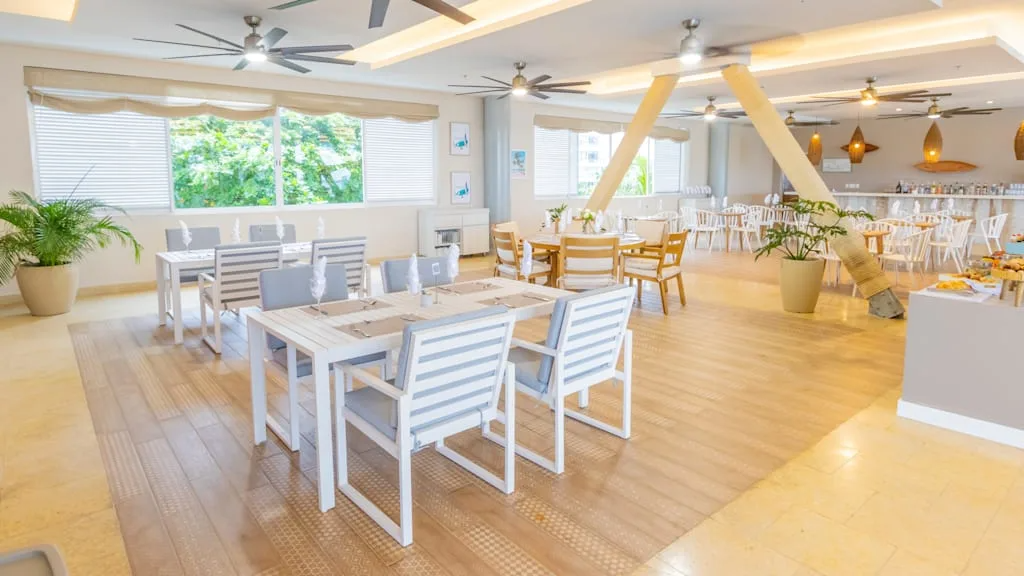 A dining room at Grand Sirenis San Andres Colombie with Voyages Aqua Terra