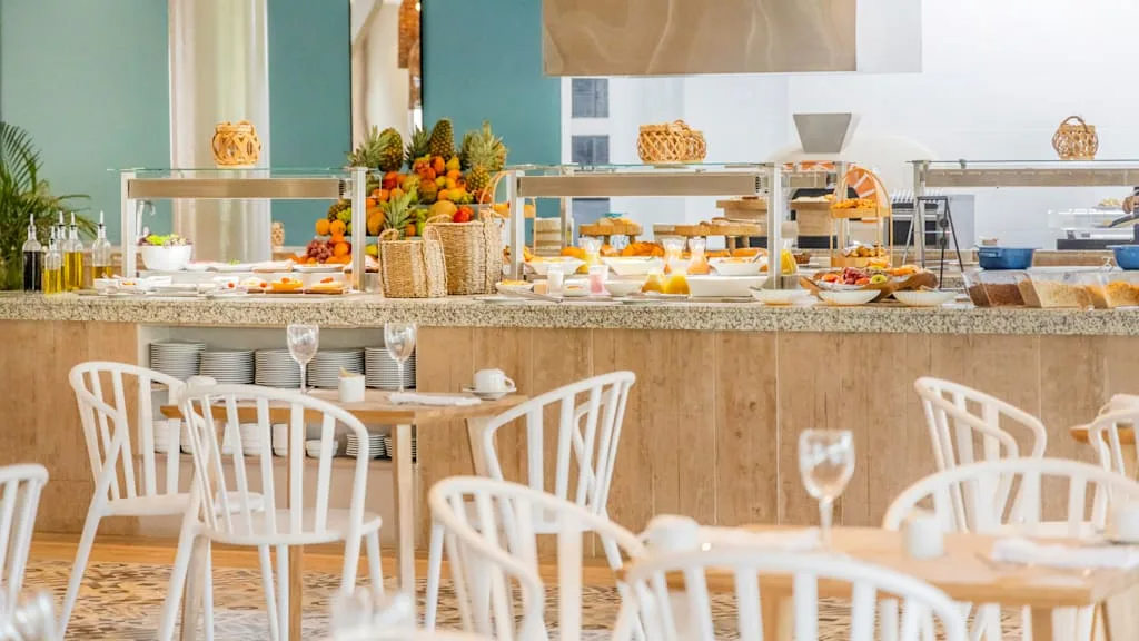 A restaurant at Grand Sirenis San Andres Colombie with Voyages Aqua Terra