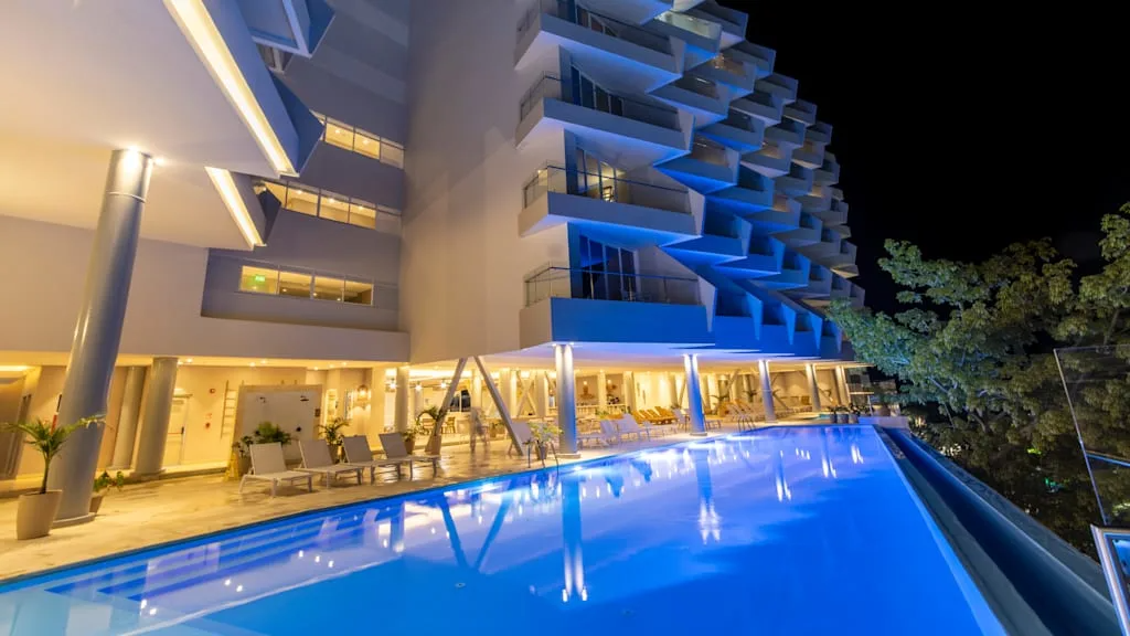 Piscine bleu durant la nuit au Grand Sirenis San Andres Colombie avec Voyages Aqua Terra