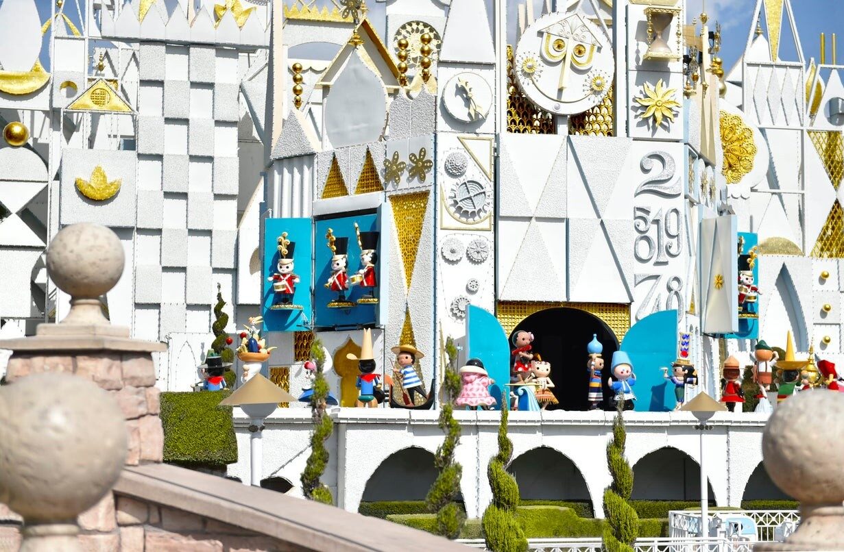La façade de l'attraction it's a small world, au parc Disneyland en Californie La façade de l'attraction it's a small world, au parc Disneyland en Californie