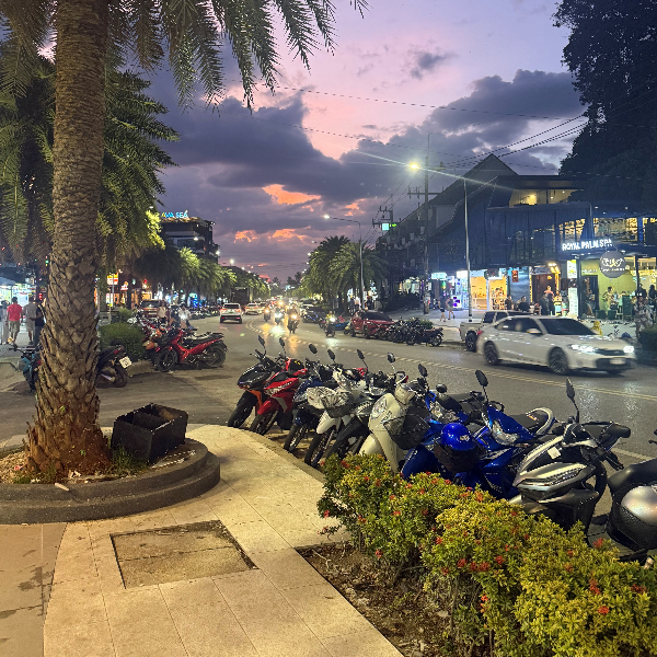 Rue principale d'Ao Nang le soir