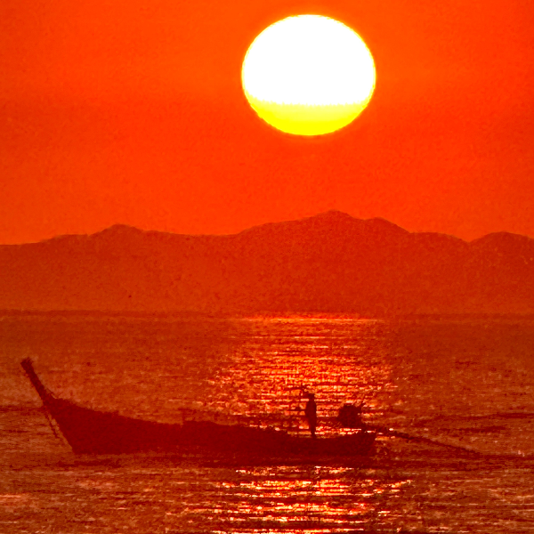 Bateau à longue queue au coucher du soleil à Ao Nang, Thailande