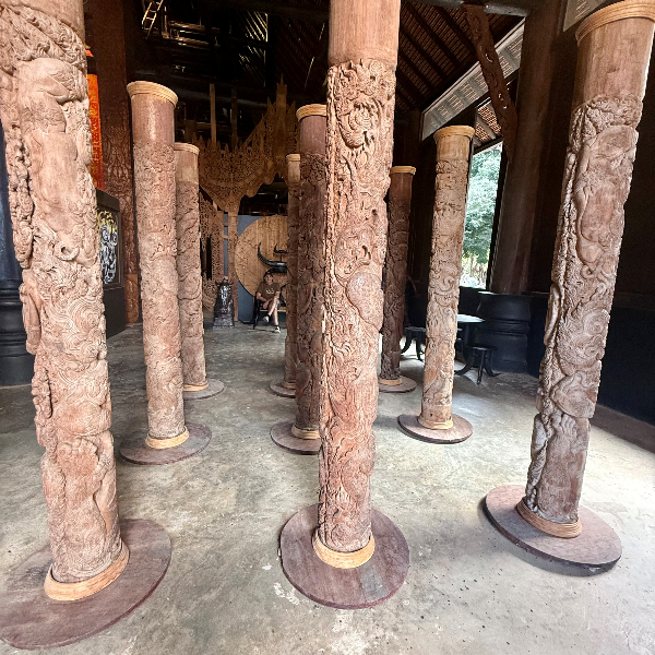 Vue des colonnes et du trone intérieure de La Mainson Noire, Ching Rai, Bangkok