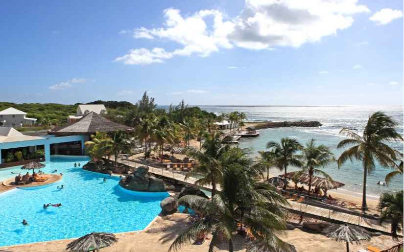 Swiming pool and beach