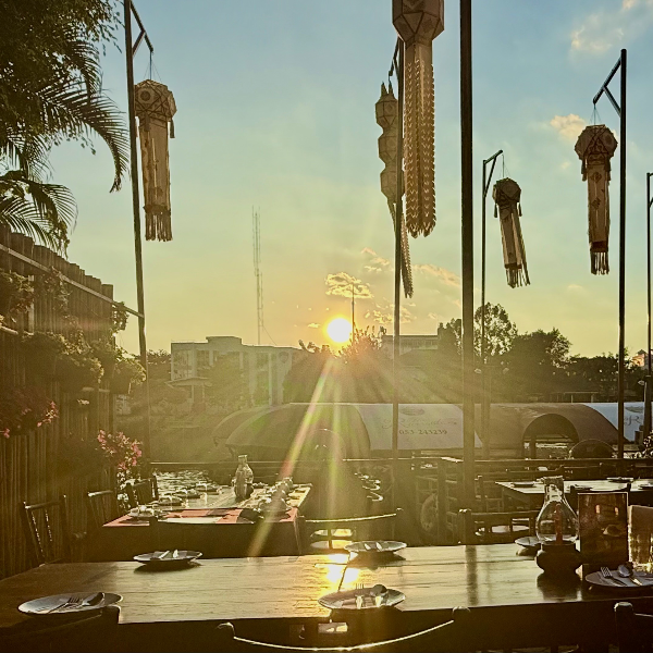 Vue de la terrasse au The Riverside Bar and Restaurant de Chiang Mai, Thaïlande