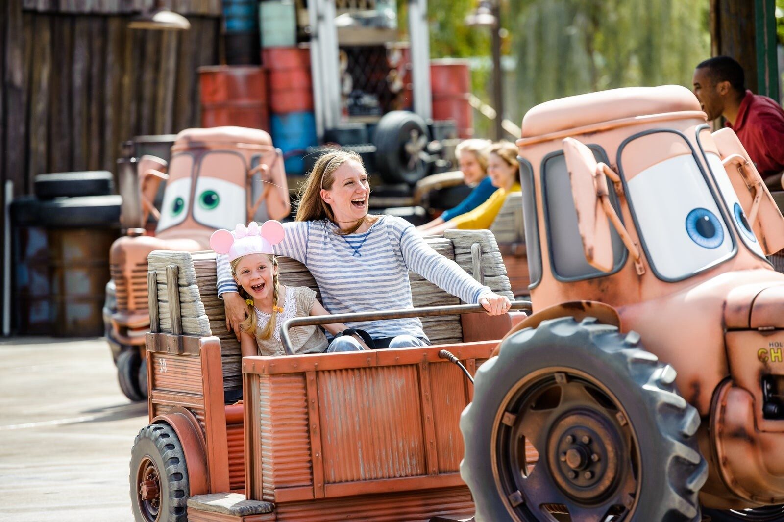 Une mère et sa fille rient à bord de Mater's Junkyard Jamboree, à Cars Land Une mère et sa fille rient à bord de Mater's Junkyard Jamboree, à Cars Land