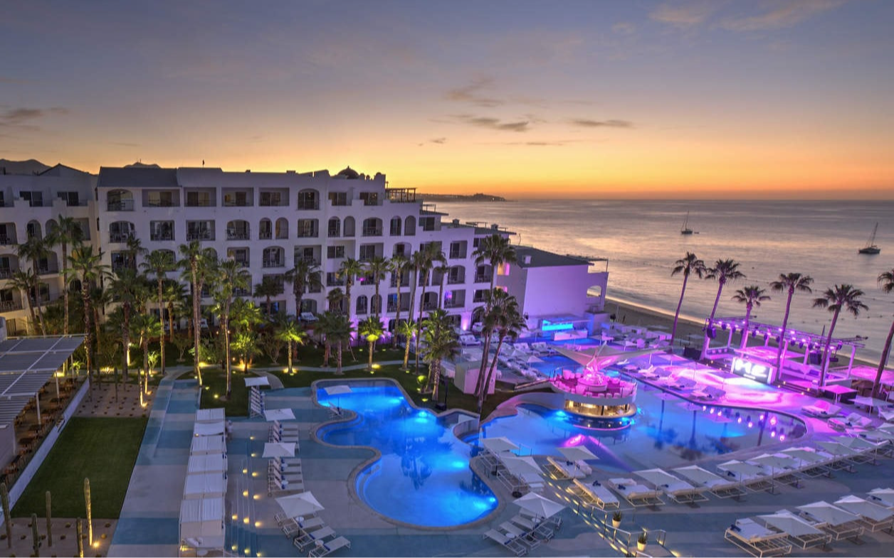 Les piscines illuminées du ME Cabo au crépuscule, face à la baie de Cabo San Lucas Les piscines illuminées du ME Cabo au crépuscule, face à la baie de Cabo San Lucas