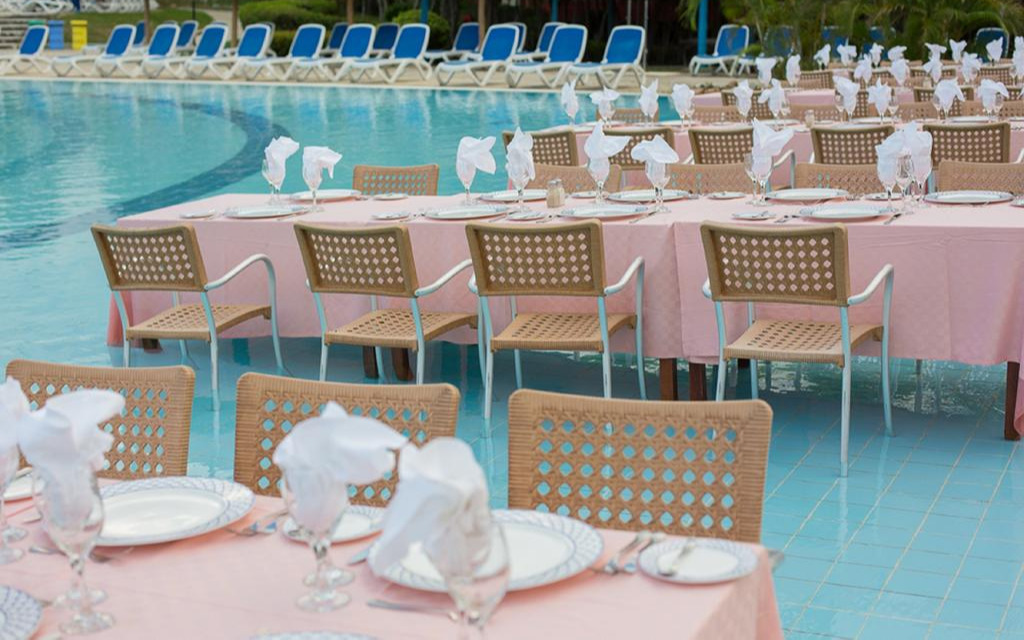 Swiming pool restaurant