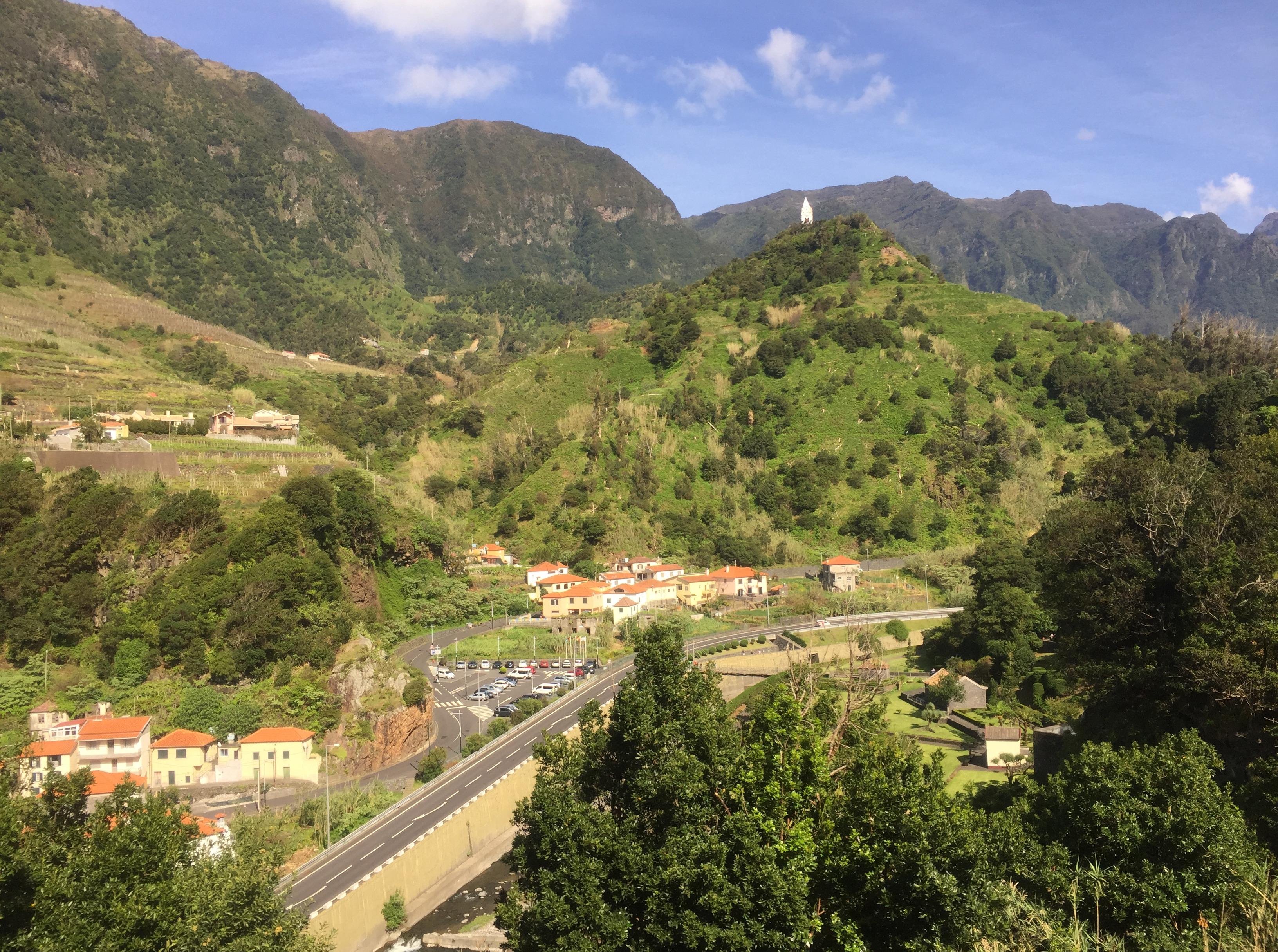 Montagnes sur la route entre Funchal et  S&atilde;o Vicen