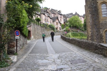 P&egrave;lerins dans la ville de Conques, St-Jacques de C