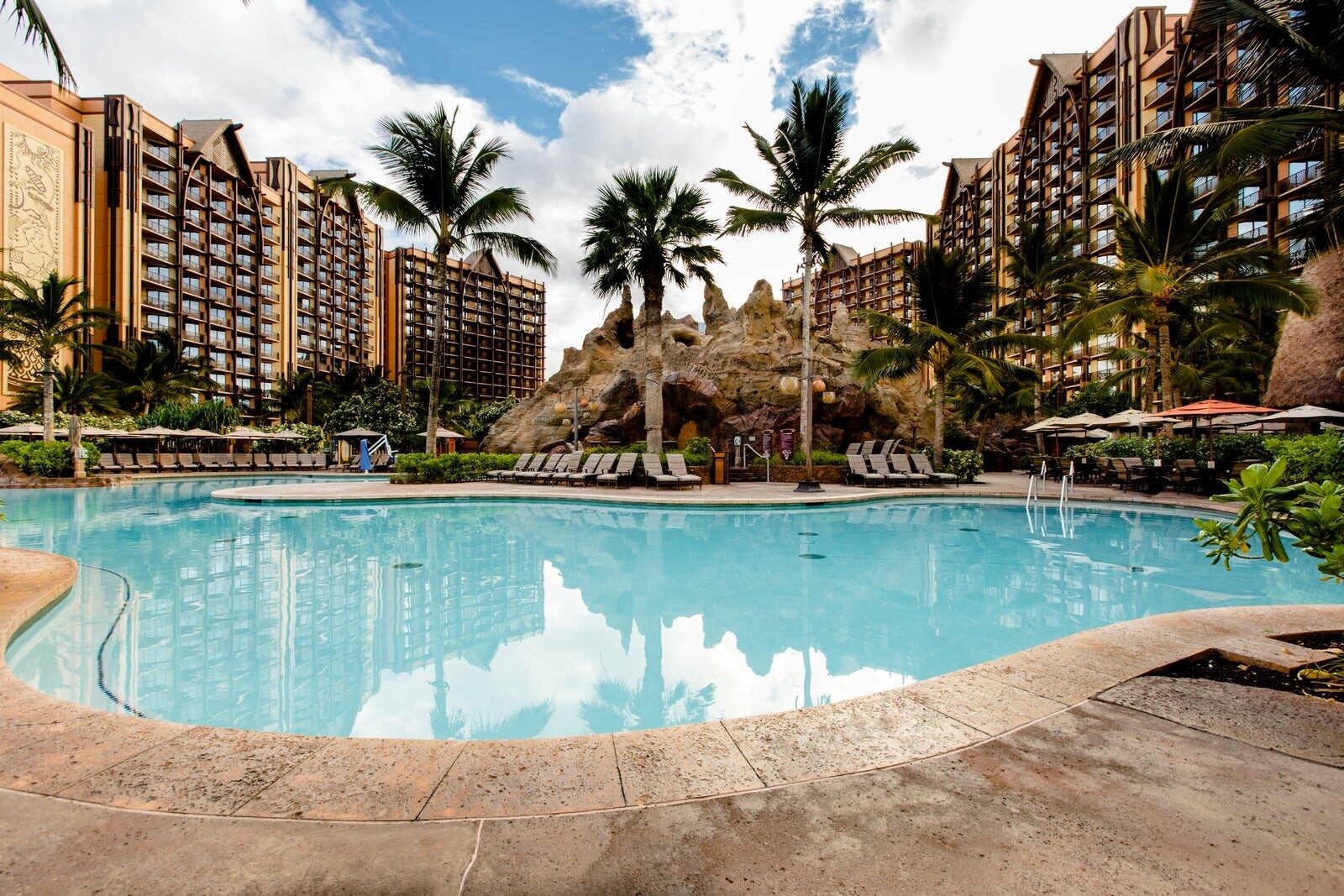 La grande piscine de la vallée Waikolohe sous le soleil, à Aulani La grande piscine de la vallée Waikolohe sous le soleil, à Aulani