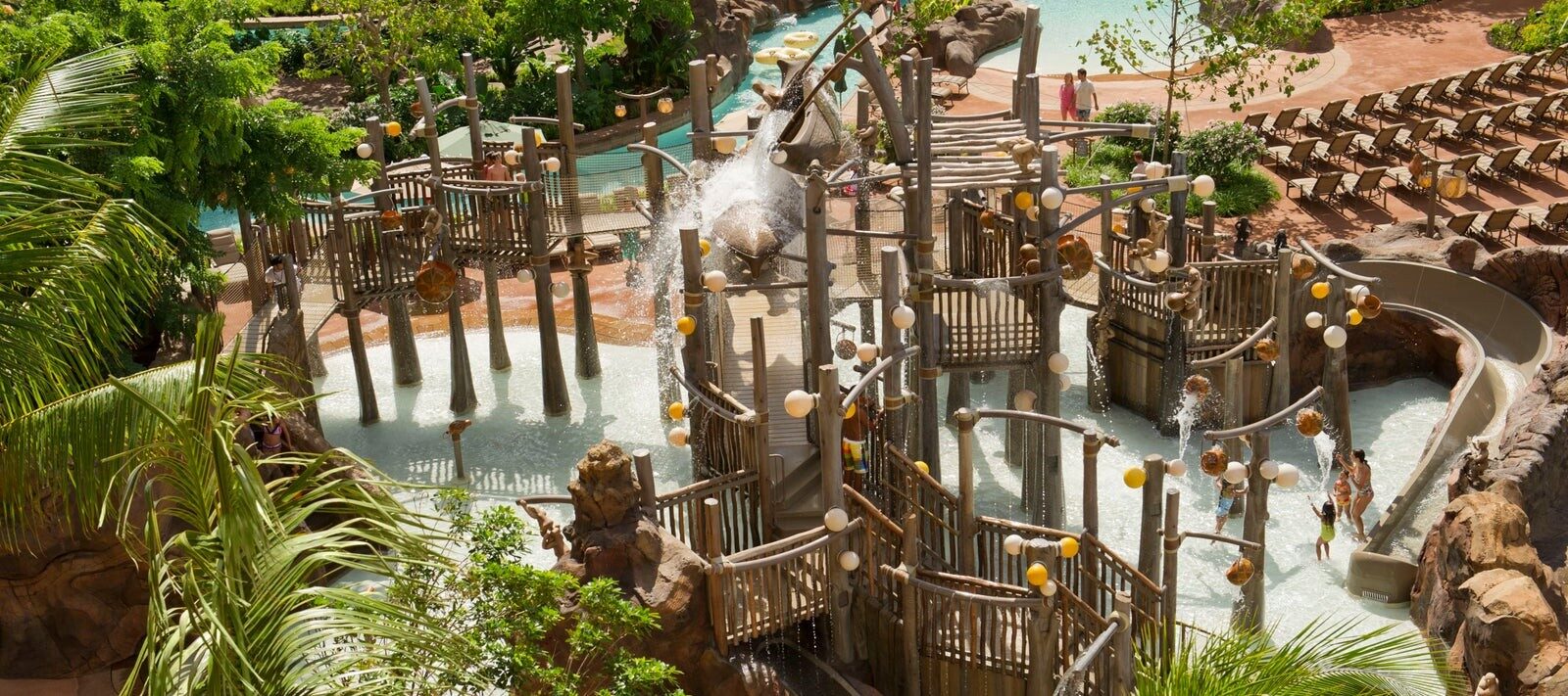 L'aire de jeux d'eau du pont Menehune, avec ses glissades, à Aulani L'aire de jeux d'eau du pont Menehune, avec ses glissades, à Aulani