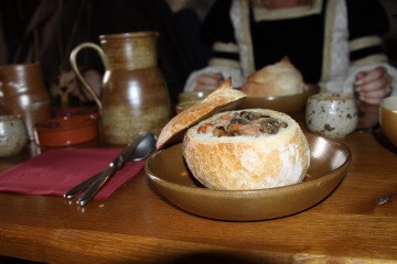 Ragout dans un bol en pain, Cordes sur Ciel