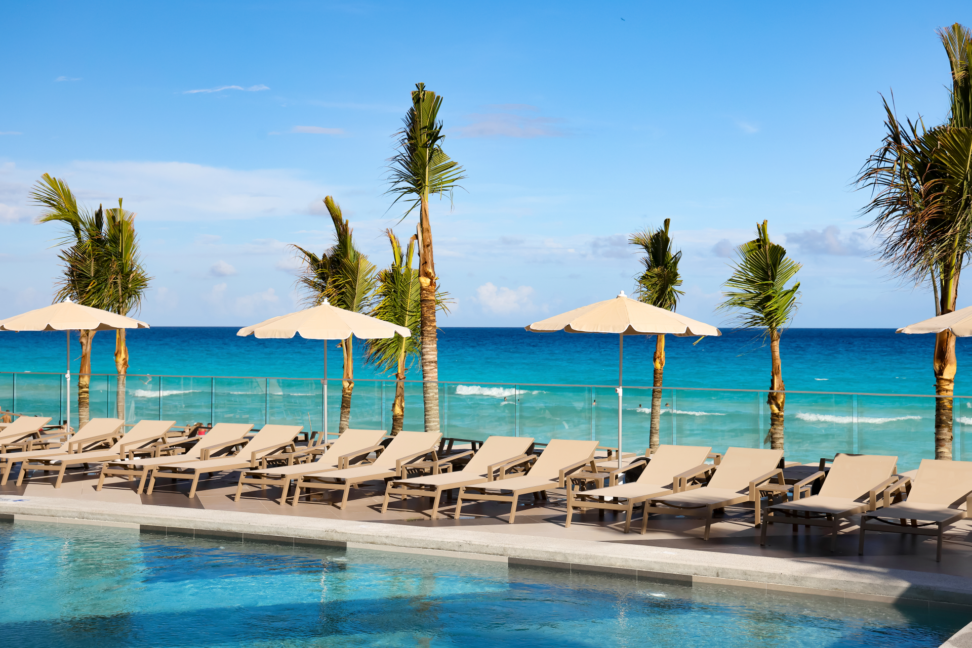 Pool at the border of the sea at Riu Ventura, Cancun with Aquaterra Travels Pool at the border of the sea at Riu Ventura, Cancun with Aquaterra Travels