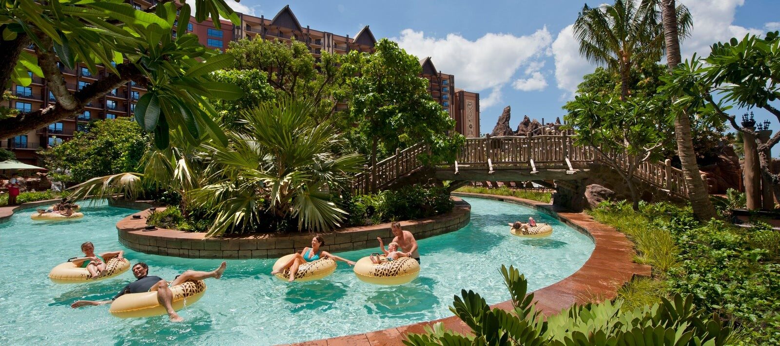 Des baigneurs dérivent en chambre à air sur la rivière Waikolohe Stream, à Aulani Des baigneurs dérivent en chambre à air sur la rivière Waikolohe Stream, à Aulani