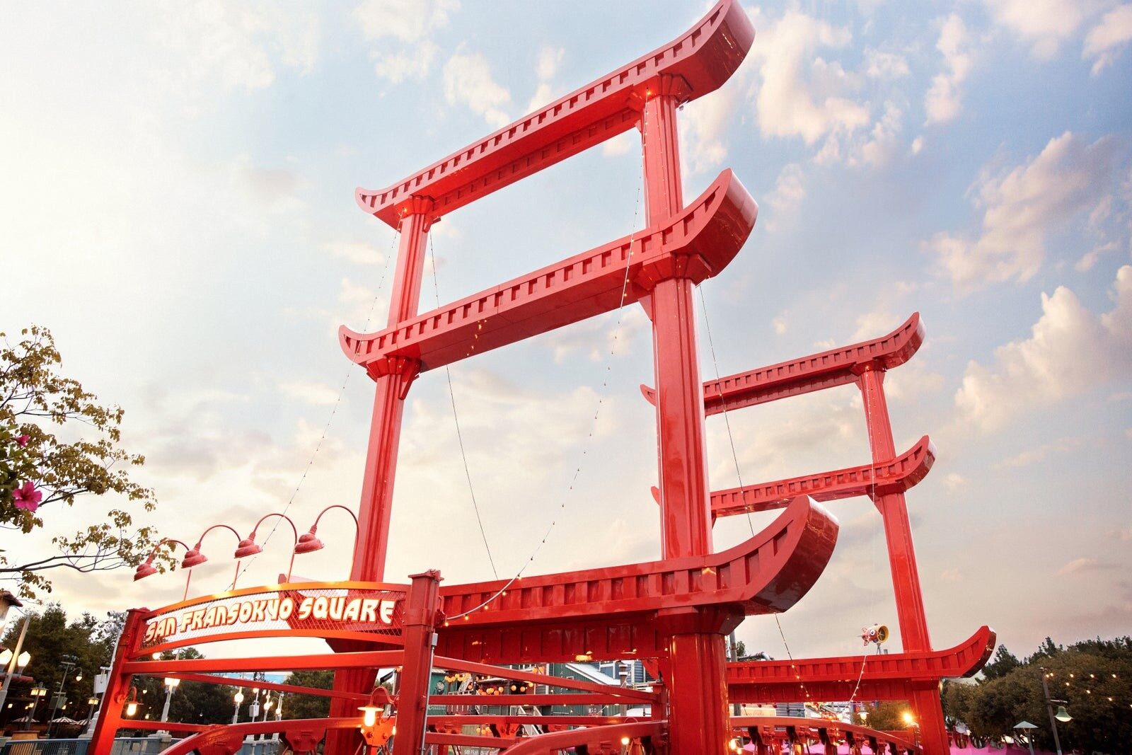 Le portique rouge de San Fransokyo Square, au parc Disney California Adventure Le portique rouge de San Fransokyo Square, au parc Disney California Adventure