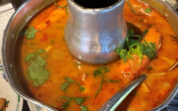 Soupe Tom Yum servi dans le quartier chinois de Bangkok