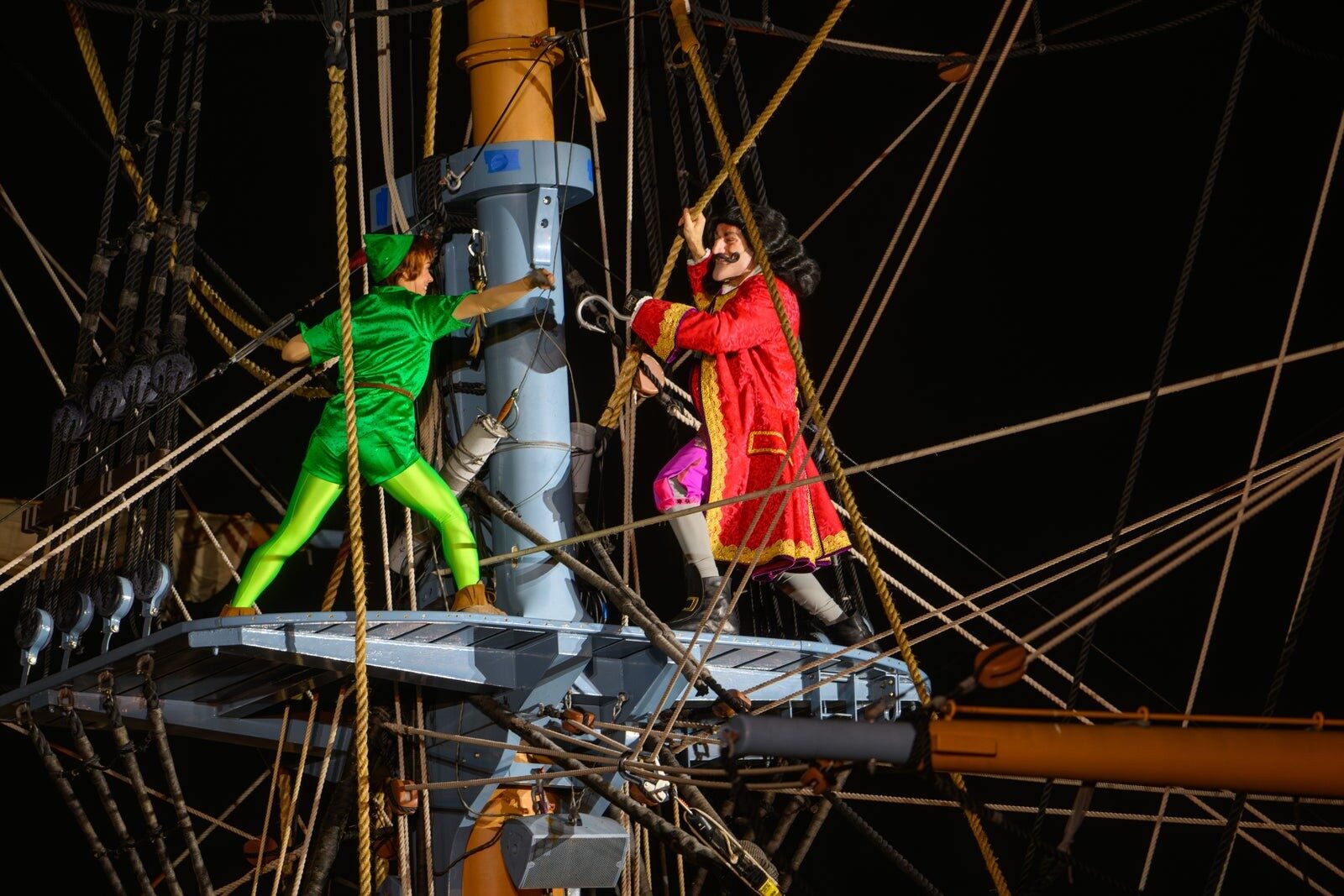 Le spectacle nocturne Fantasmic! sur les Rivers of America, au parc Disneyland Le spectacle nocturne Fantasmic! sur les Rivers of America, au parc Disneyland