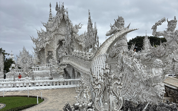 Vue détaillée du Temple Blanc Chiang Rai