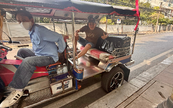 Tuk-Tuk qui roule dans Bangkok