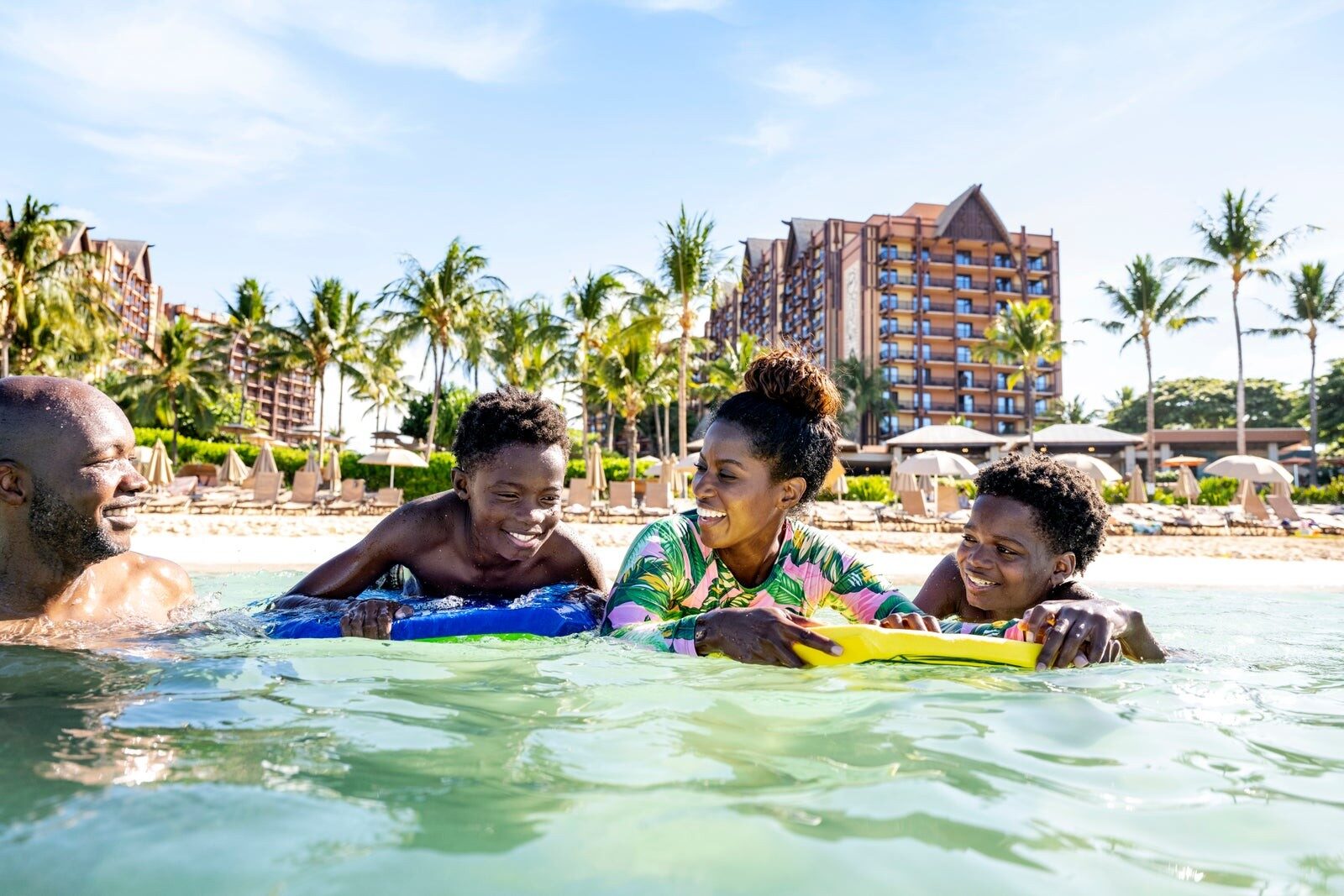 Une famille à la plage au Aulani, A Disney Resort & Spa, à Ko Olina sur l’île d’Oahu Une famille à la plage au Aulani, A Disney Resort & Spa, à Ko Olina sur l’île d’Oahu