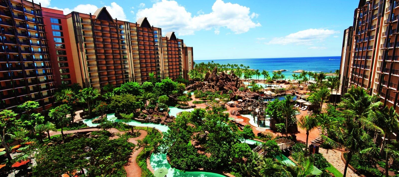 Vue aérienne de la vallée Waikolohe et de ses piscines, au coeur d'Aulani Vue aérienne de la vallée Waikolohe et de ses piscines, au coeur d'Aulani