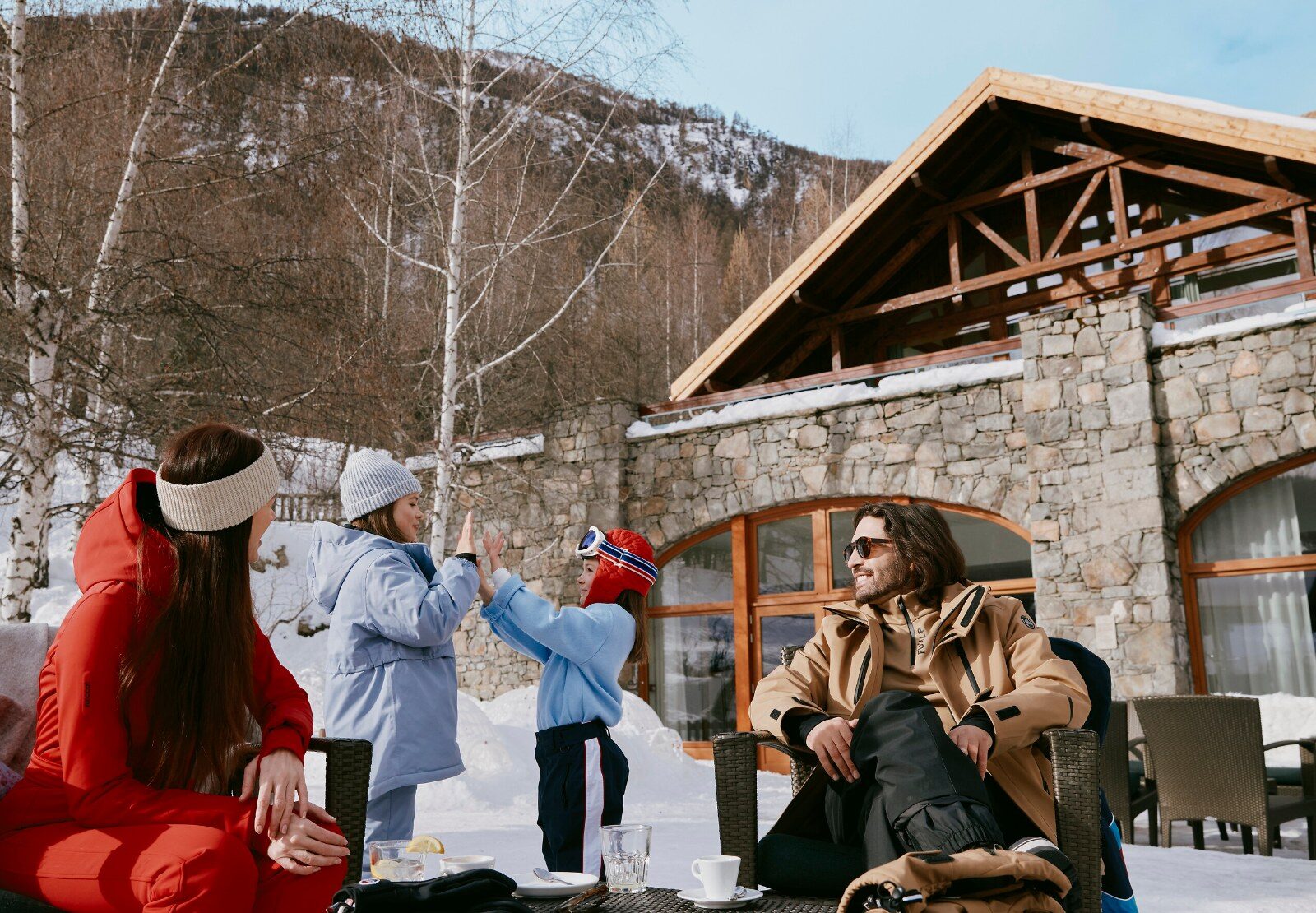 Famille devant un village Club Med des Alpes Famille devant un village Club Med des Alpes