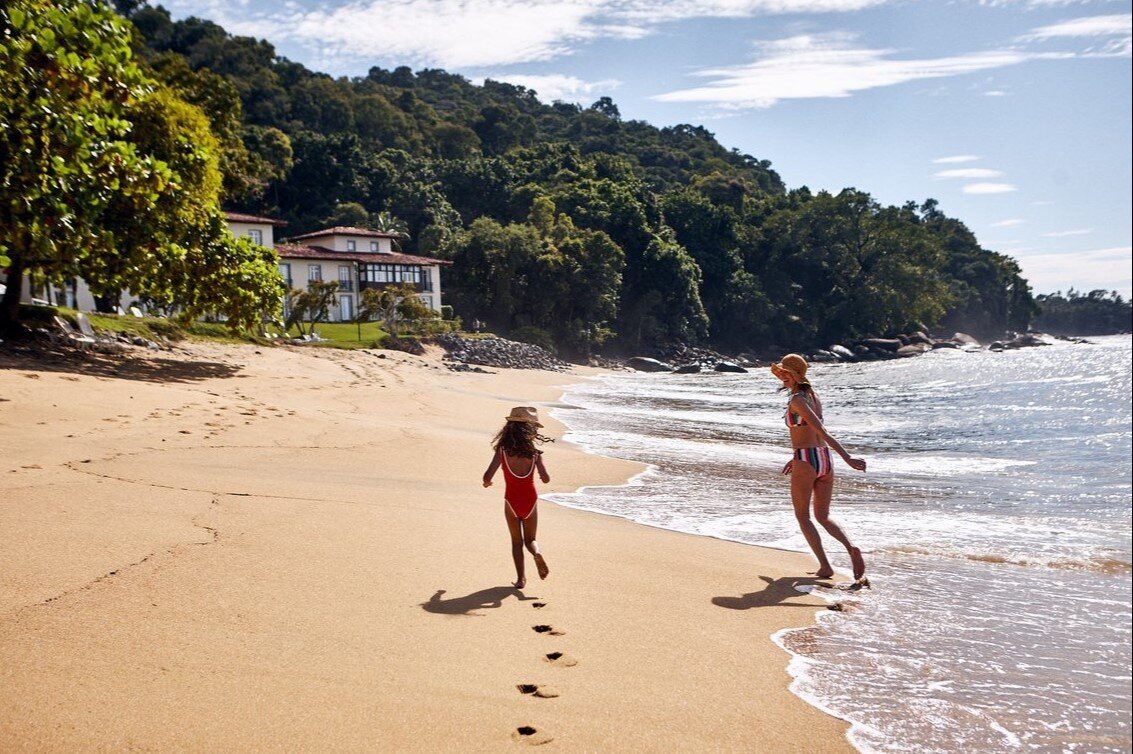 Mère et enfant sur la plage du Club Med Rio das Pedras Mère et enfant sur la plage du Club Med Rio das Pedras