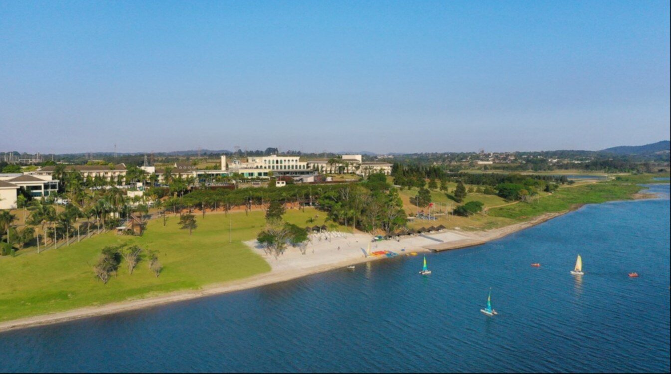 Le Club Med Lake Paradise vu du ciel, entre jardins et lac Le Club Med Lake Paradise vu du ciel, entre jardins et lac
