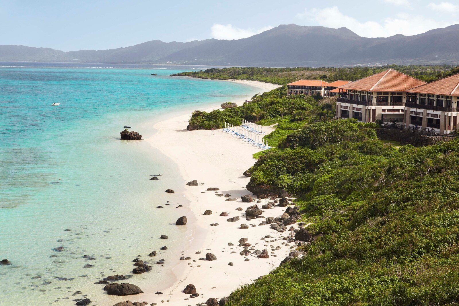 Plage de sable blanc devant un village Club Med en Asie Plage de sable blanc devant un village Club Med en Asie