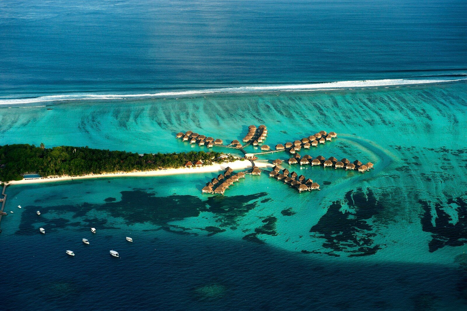 Villas sur pilotis des Maldives vues du ciel Villas sur pilotis des Maldives vues du ciel