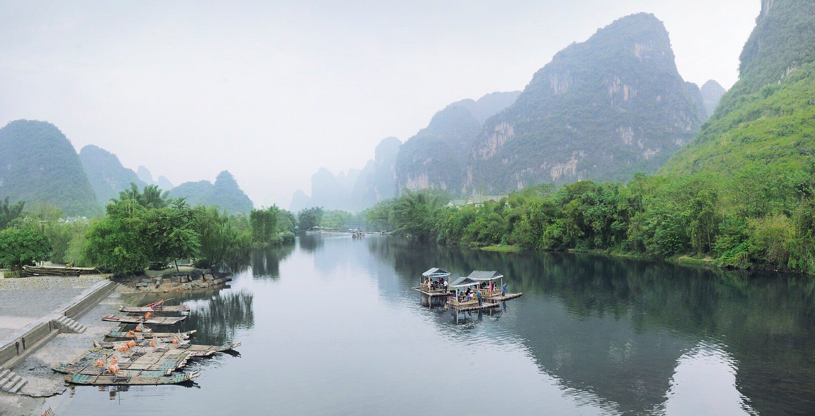 Rivière et pitons karstiques dans la brume en Chine Rivière et pitons karstiques dans la brume en Chine