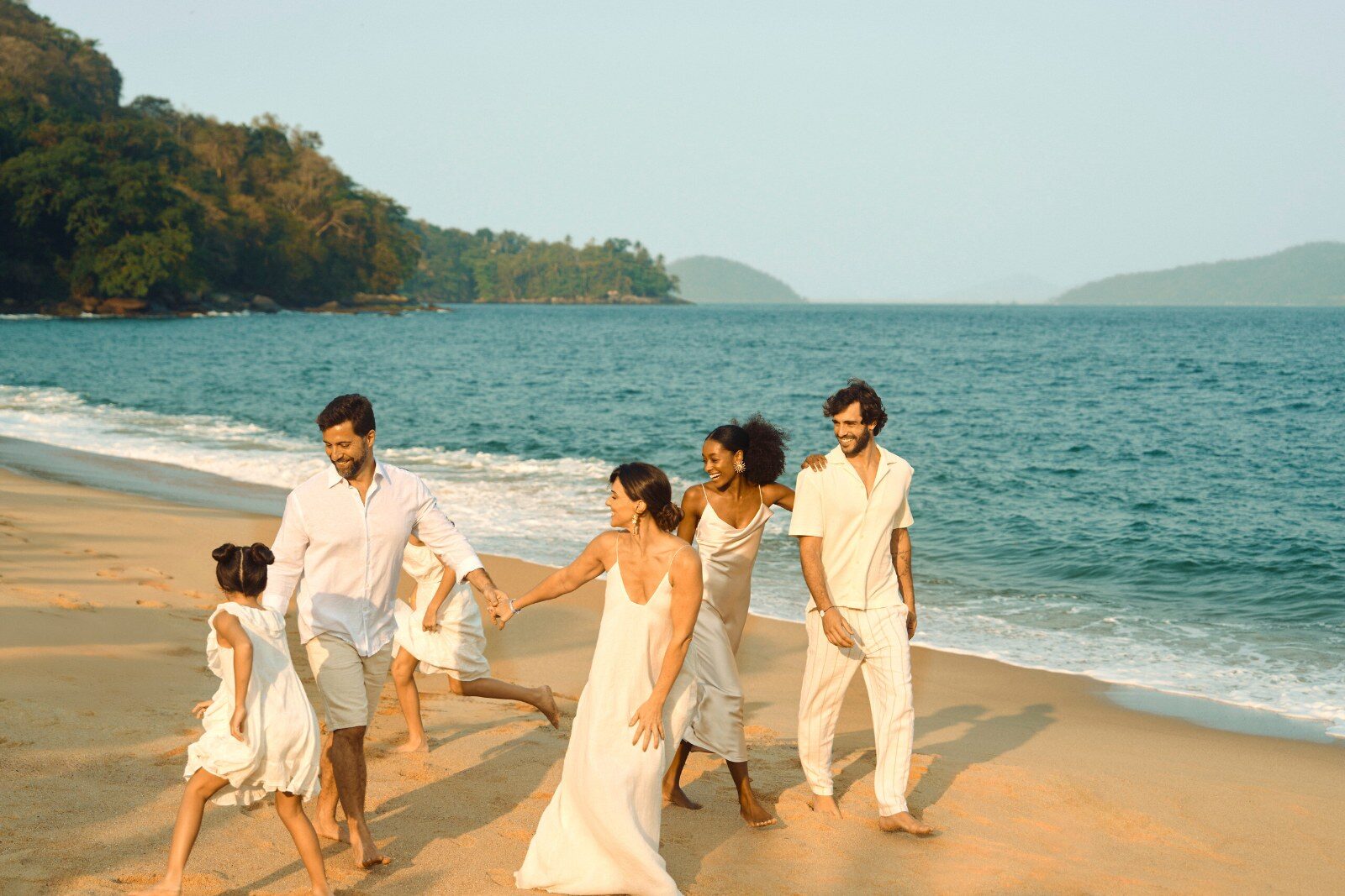 Famille qui marche sur une plage des Caraïbes