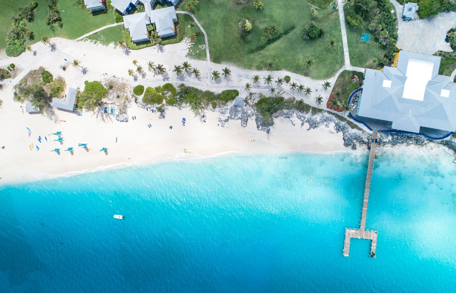 Plage de sable blanc et ponton vus du ciel dans les Caraïbes