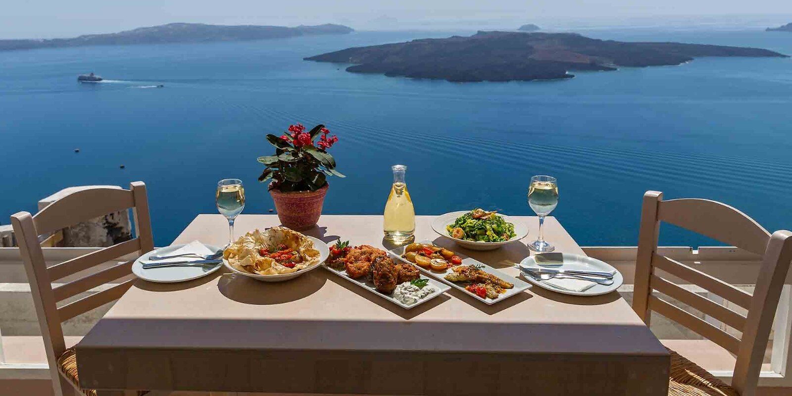 Table pour deux face à la mer Égée