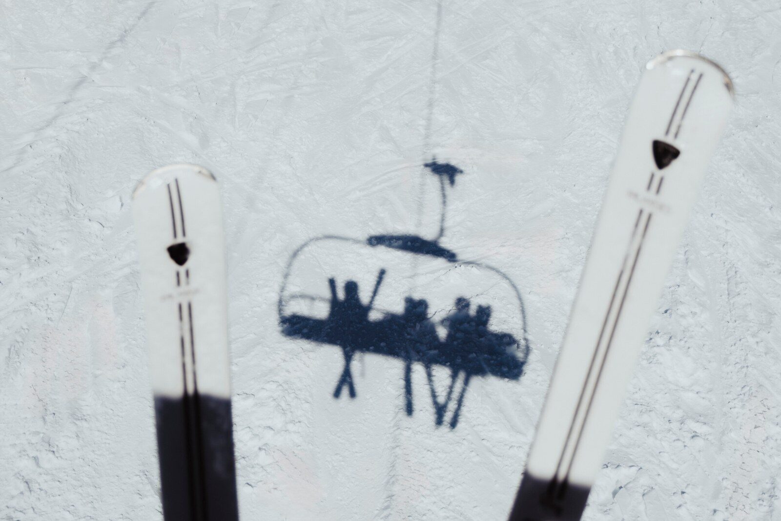 Ombre d’un télésiège sur la neige
